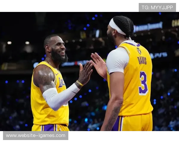 湖人鹈鹕恩怨对决，詹姆斯锡安状元对话成焦点