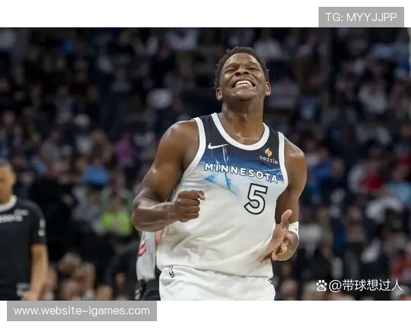 爱德华兹万分球命中瞬间，森林狼主场沸腾致敬历史第三年轻纪录