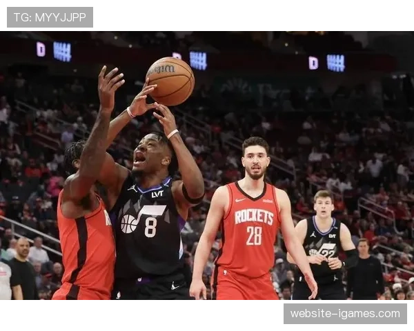 爵士不敌公牛，马尔卡宁空砍30分，球队防守篮板保护不力。